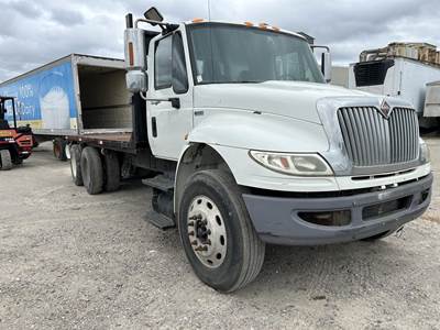 International DuraStar 4400 Tandem Axle 19 ft Flatbed Truck - 300HP, Automatic