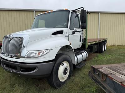 International DuraStar 4400 Tandem Axle 19 ft Flatbed Truck - 300HP, Automatic