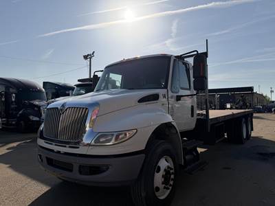 International DuraStar 4400 Tandem Axle 25 ft Flatbed Truck - 300HP, Automatic
