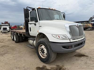 International DuraStar 4400 Tandem Axle 20 ft Flatbed Truck - 300HP, Automatic