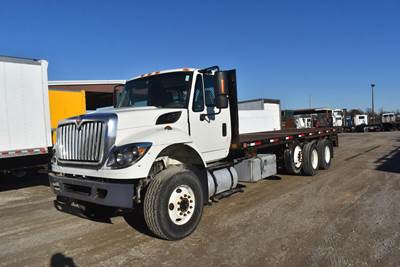 International WorkStar 7400 26 ft Flatbed Truck - 330HP, Automatic