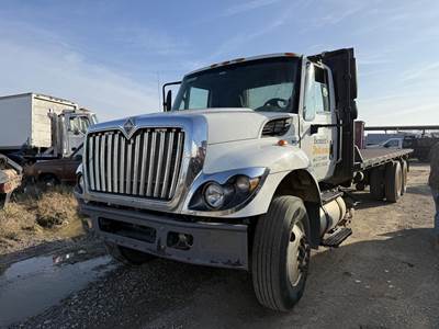 International WorkStar 7400 Tandem Axle 25 ft Flatbed Truck - 300HP, 10 Speed Manual
