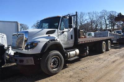 International WorkStar 7600 Tandem Axle 22 ft Flatbed Truck - 370HP, 8Ll Manual
