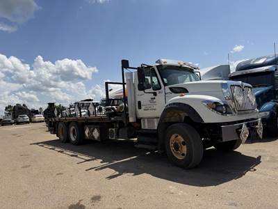 International WorkStar 7600 Tandem Axle 24 ft Flatbed Truck - 410HP, 8Ll Manual