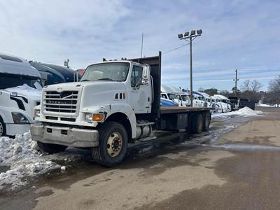 Sterling L9500 Tandem Axle 26 ft Flatbed Truck - 410HP, 10 Speed Manual