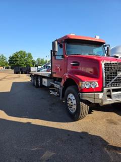 Volvo VHD104B200 Tri Axle 28 ft Flatbed Truck - 435HP, 8Ll Manual