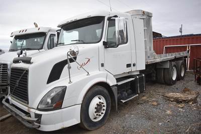 Volvo VNL64T300 Tandem Axle 16 ft Flatbed Truck - 425HP, 10 Speed Manual