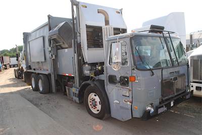 Autocar Xpeditor Tandem Axle Garbage Truck - Cummins, 350HP, Automatic