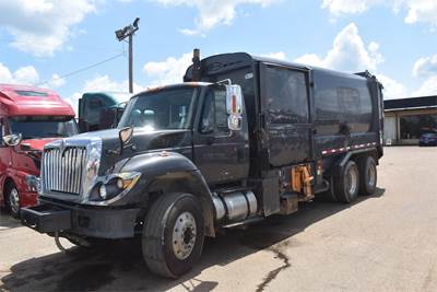 International WorkStar 7400 Tandem Axle Garbage Truck - MAXXFORCE 9, 300HP, Automatic