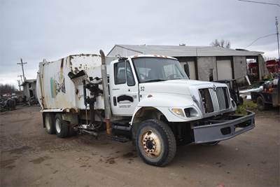 International WorkStar 7400 Tandem Axle Garbage Truck - HT570, 300HP, Automatic