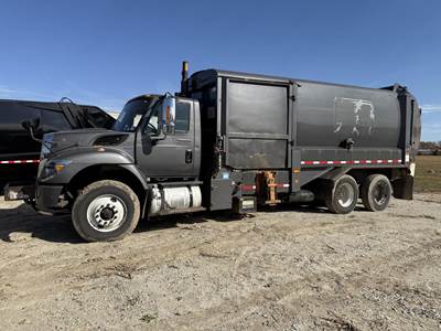 International WorkStar 7400 Tandem Axle Garbage Truck - MAXXFORCE 9, 300HP, Automatic