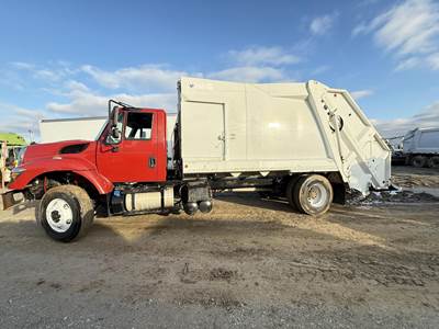 International WorkStar 7400 Single Axle Garbage Truck - MAXXFORCE DT, 250HP, Automatic