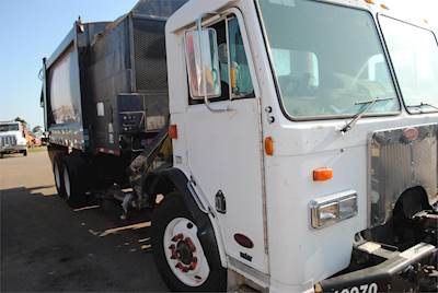 Peterbilt 320 Tandem Axle Garbage Truck - Cummins, 350HP, Automatic