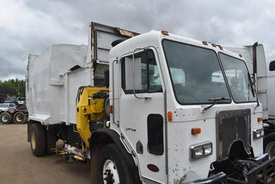 Peterbilt 320 Single Axle Garbage Truck - Cummins, 350HP, Automatic