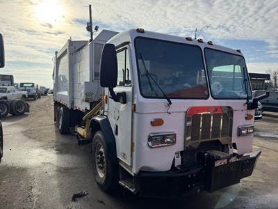 Peterbilt 320 Tandem Axle Garbage Truck - Paccar, 350HP, Automatic