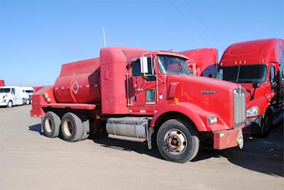 Kenworth T800 2000 Gallon Gasoline / Fuel Truck - Caterpillar 350HP