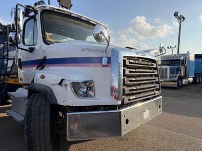 Freightliner 114SD Tri Axle Grapple Truck - Detroit, 450HP, 8Ll Manual