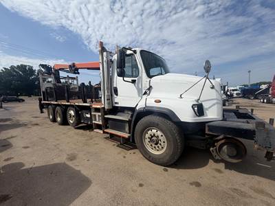 Freightliner 114SD Tri Axle Grapple Truck - Detroit, 435HP, 8Ll Manual