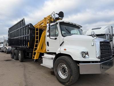 Freightliner 114SD Tri Axle Grapple Truck - Detroit, 450HP, 8Ll Manual