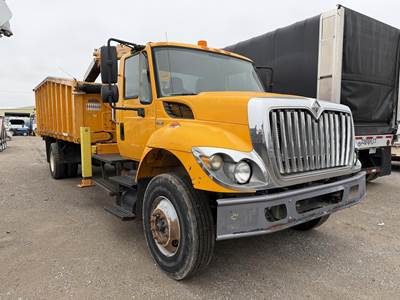 International WorkStar 7300 Grapple Truck - 300HP, Automatic