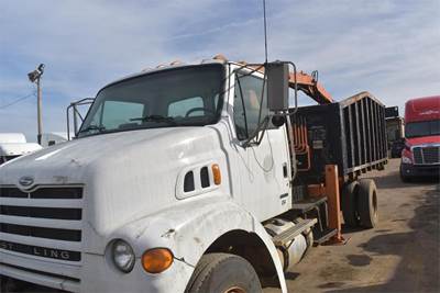 Sterling L7500 Grapple Truck - Caterpillar, 300HP, Automatic