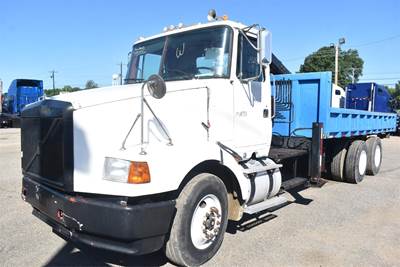 Volvo WG64 Tandem Axle Grapple Truck - Detroit, 325HP, Manual