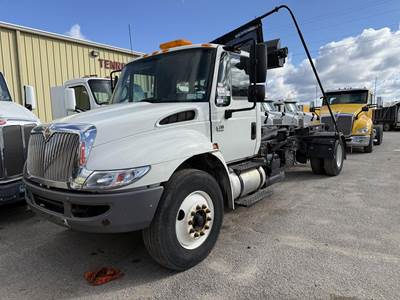International DuraStar 4300 Hooklift Truck - DT466, 250HP, 6 Speed Manual