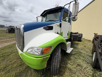 Peterbilt 335 Single Axle Hooklift Truck - Cummins, 260HP, Automatic