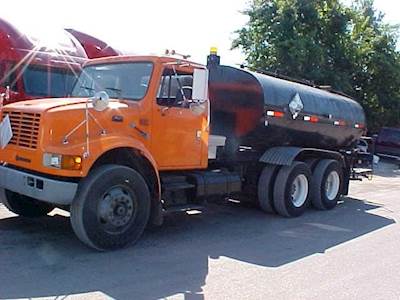 International 4900 Tandem Axle Hot Oil / Asphalt Distributor Truck - DT-466, 300HP, 9 Speed Manual