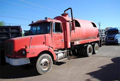 Volvo WG64T Tandem Axle Hot Oil / Asphalt Distributor Truck - D-12, 395HP, 10 Speed Manual