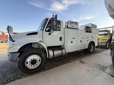 International DuraStar 4400 Mechanic / Service Truck - 240HP, Automatic