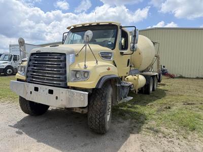Freightliner 114SD Tri Axle Mixer / Ready Mix / Concrete Truck - Cummins, 370HP, Automatic