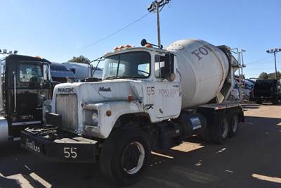 Mack DM685S Mixer / Ready Mix / Concrete Truck - 300HP, 6 Speed Manual