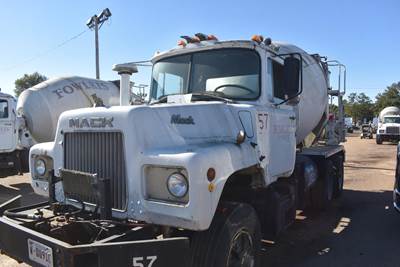 Mack DM685S Mixer / Ready Mix / Concrete Truck - 300HP, 6 Speed Manual
