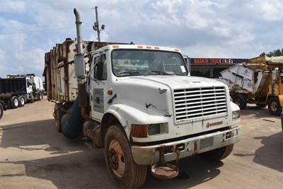 International 4900 Single Axle Truck - 220HP, Automatic
