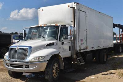 International DuraStar 4300 Single Axle Truck - DT466, 300HP, 6 Speed Manual
