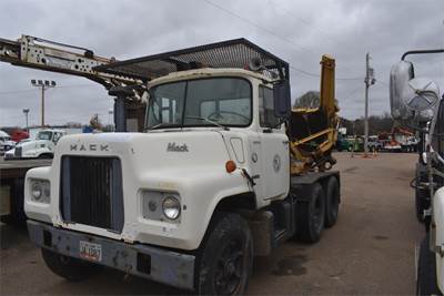 Mack U685ST Tandem Axle Truck - 237HP, 5 Speed Manual