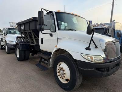 International DuraStar 4300 Plow / Spreader Truck - 230HP, Automatic