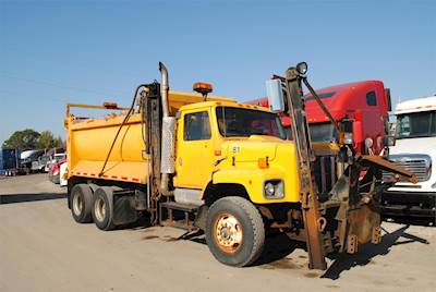 International S2600 Tandem Axle Plow / Spreader Truck - DT-530, 300HP, Automatic