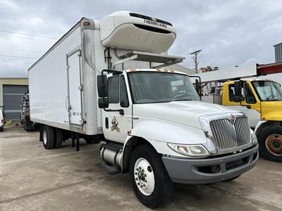 International DuraStar 4300 26 ft Refrigerated Truck - 240HP, Automatic, Thermo King