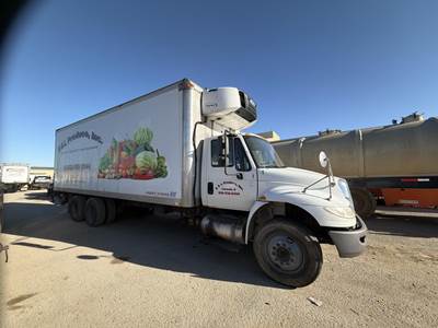 International DuraStar 4400 26 ft Refrigerated Truck - 300HP, Automatic, Carrier, Liftgate