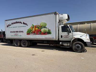 International DuraStar 4400 26 ft Refrigerated Truck - 300HP, Automatic, Carrier, Liftgate