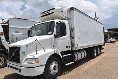 Volvo VNM64T200 26 ft Refrigerated Truck - 395HP, 12 Speed I Shift Amt, Thermo King, Liftgate