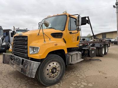Freightliner 114SD Roll Off Truck - Detroit, 435HP, 10 Speed Manual