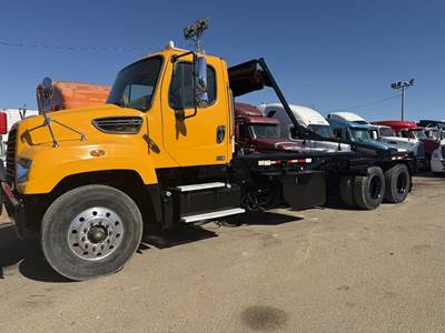Freightliner 114SD Roll Off Truck - Detroit, 435HP, 10 Speed Manual