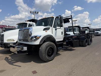 International WorkStar 7500 Roll Off Truck - 400HP, Automatic