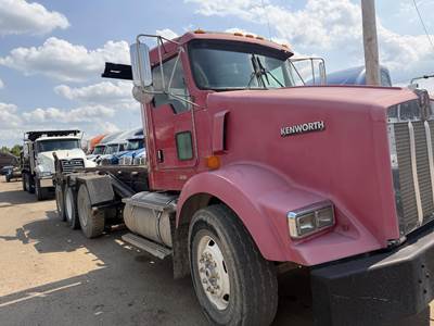 Kenworth T800 Roll Off Truck - Caterpillar, 335HP, 10 Speed Manual