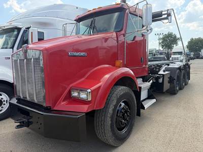 Kenworth T800 Roll Off Truck - Caterpillar, 335HP, 10 Speed Manual