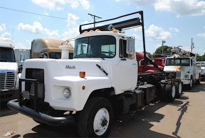 Mack DM688S Roll Off Truck - E-7 MANUAL, 300HP, 9 Speed Manual
