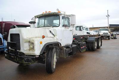 Mack DM690S Roll Off Truck - E-7, 350HP, 7 Speed Manual